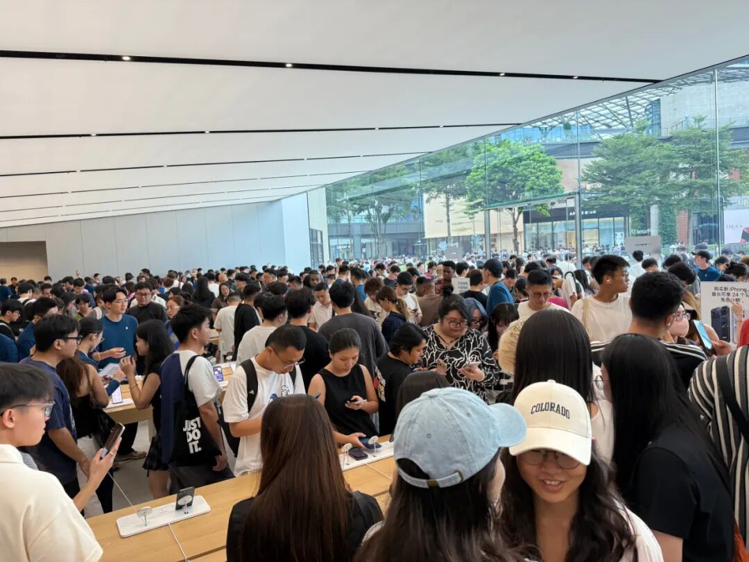 iPhone17线下开售首日，有人用旅行袋装大叠现金现场交易