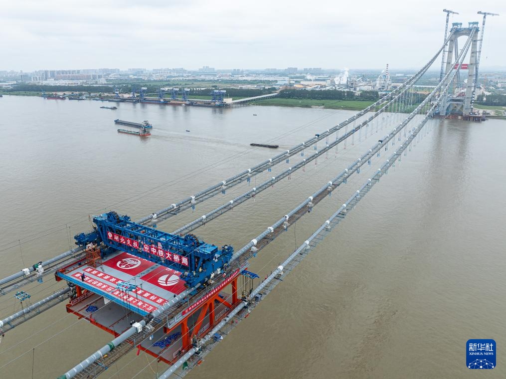 燕矶长江大桥主跨首节钢梁成功架设