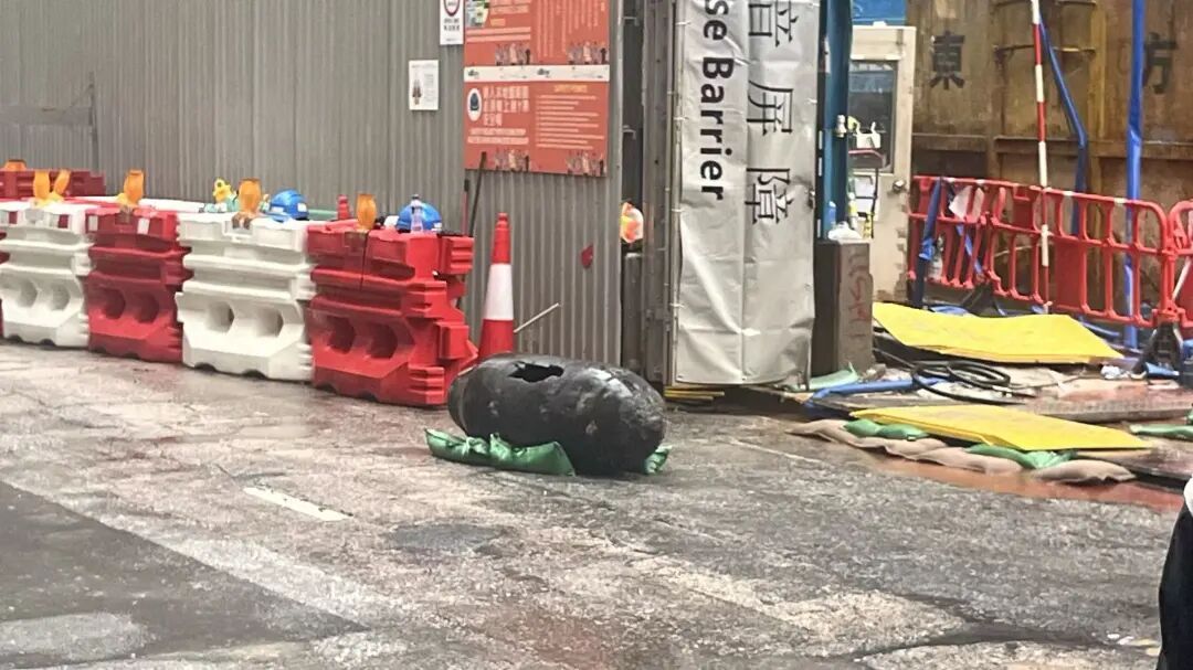 香港战时炸弹已完成拆除，细节披露：警方在恶劣天气下连夜处理10小时，烧毁炸弹燃起熊熊大火，拆弹现场曝光