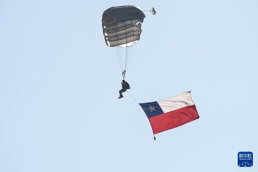 智利举行陆军节阅兵式