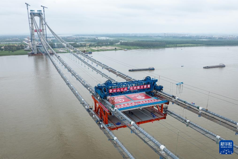 燕矶长江大桥主跨首节钢梁成功架设