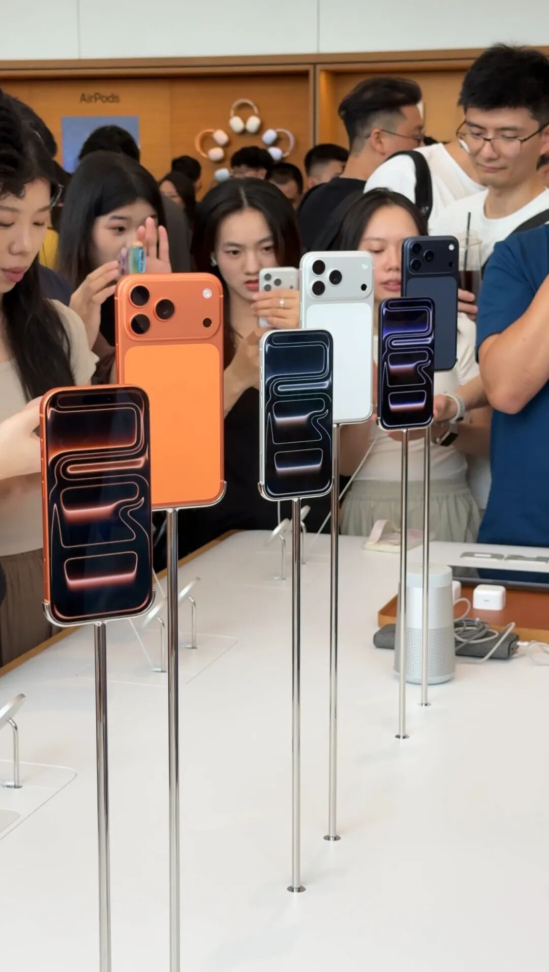 iPhone17线下开售首日，有人用旅行袋装大叠现金现场交易