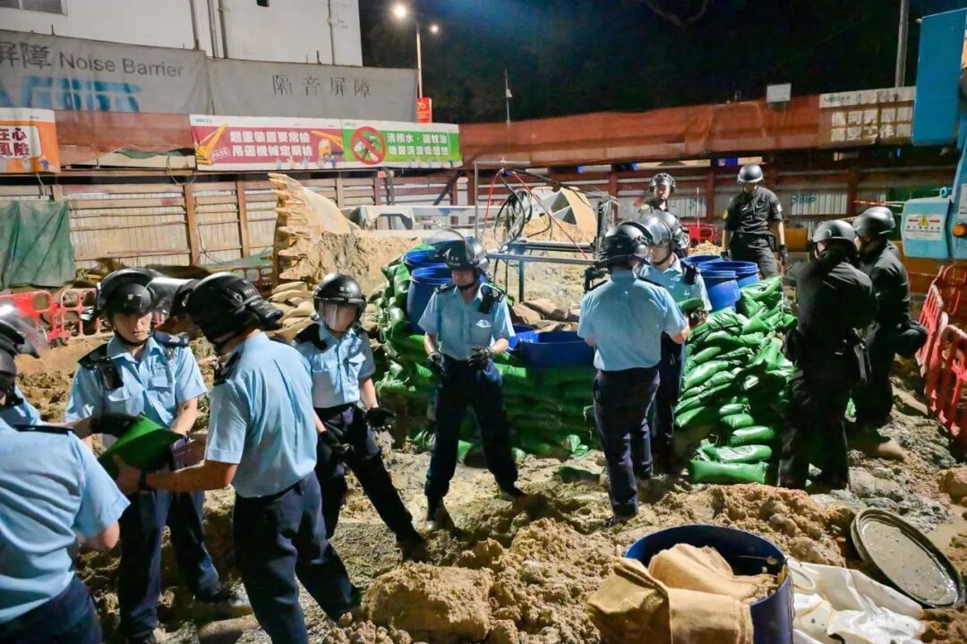香港战时炸弹已完成拆除，细节披露：警方在恶劣天气下连夜处理10小时，烧毁炸弹燃起熊熊大火，拆弹现场曝光