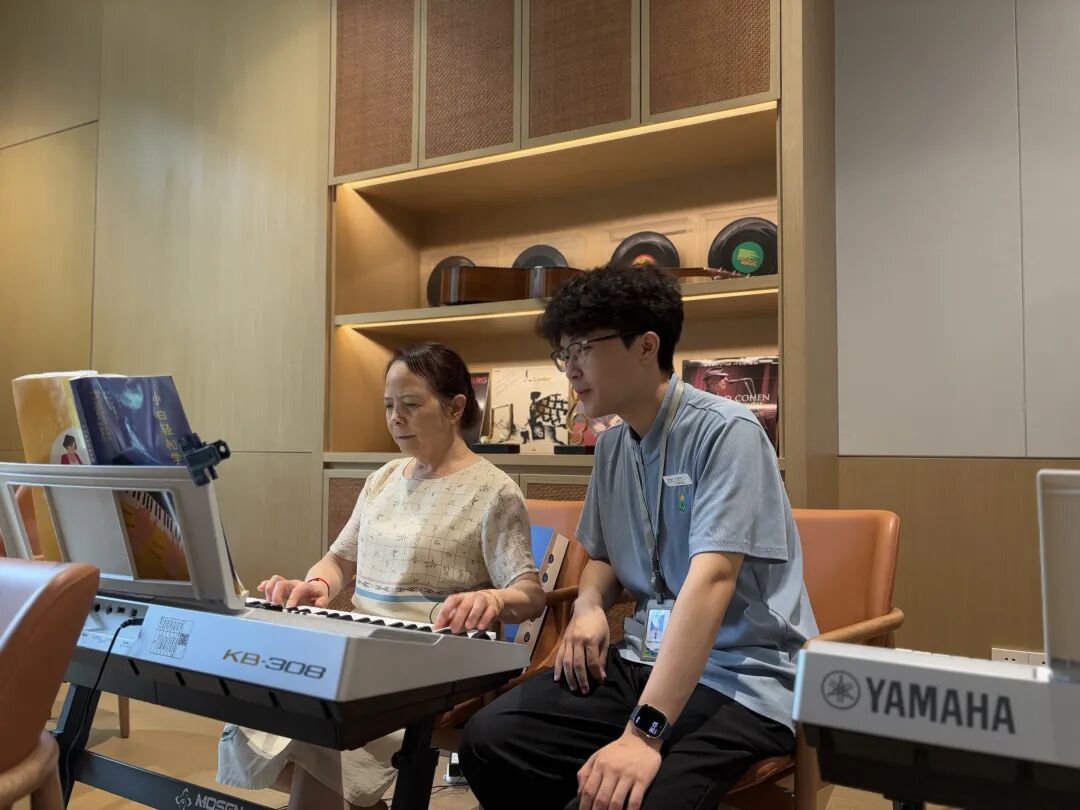 武汉21岁大学生，在养老院当“陪玩员”