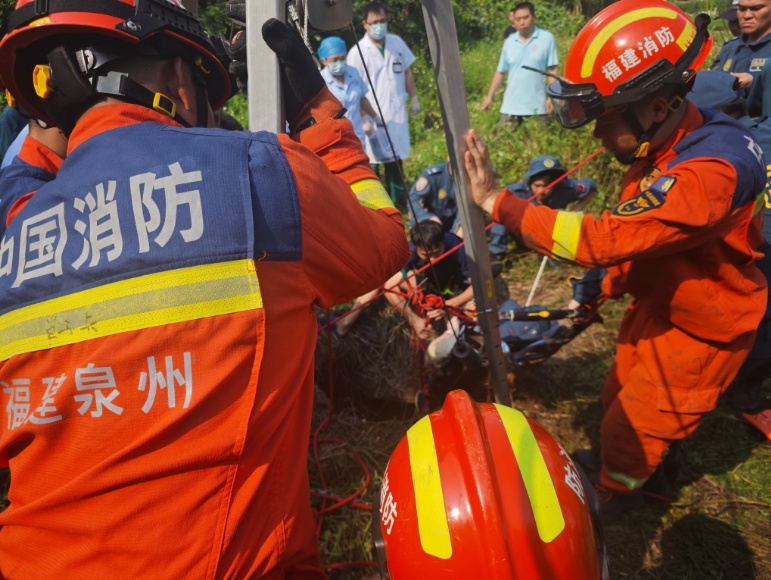 身体泡水中，双手紧抓井壁，多条蛇缠身啃咬…女子绝境中顽强苦撑54小时！