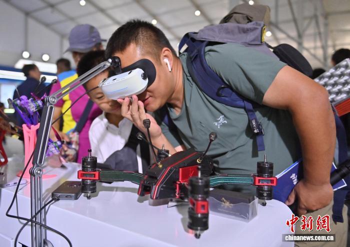 长春航展低空馆引客驻足  “空中快递”等应用加速落地