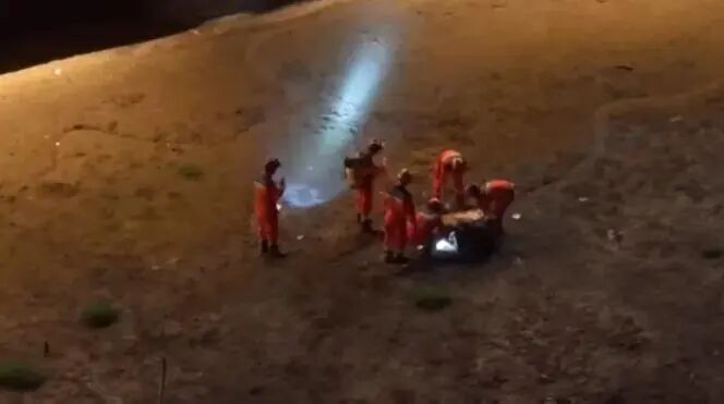 男子从大桥跳下，没想到正值退潮江中无水，身陷淤泥无法脱身