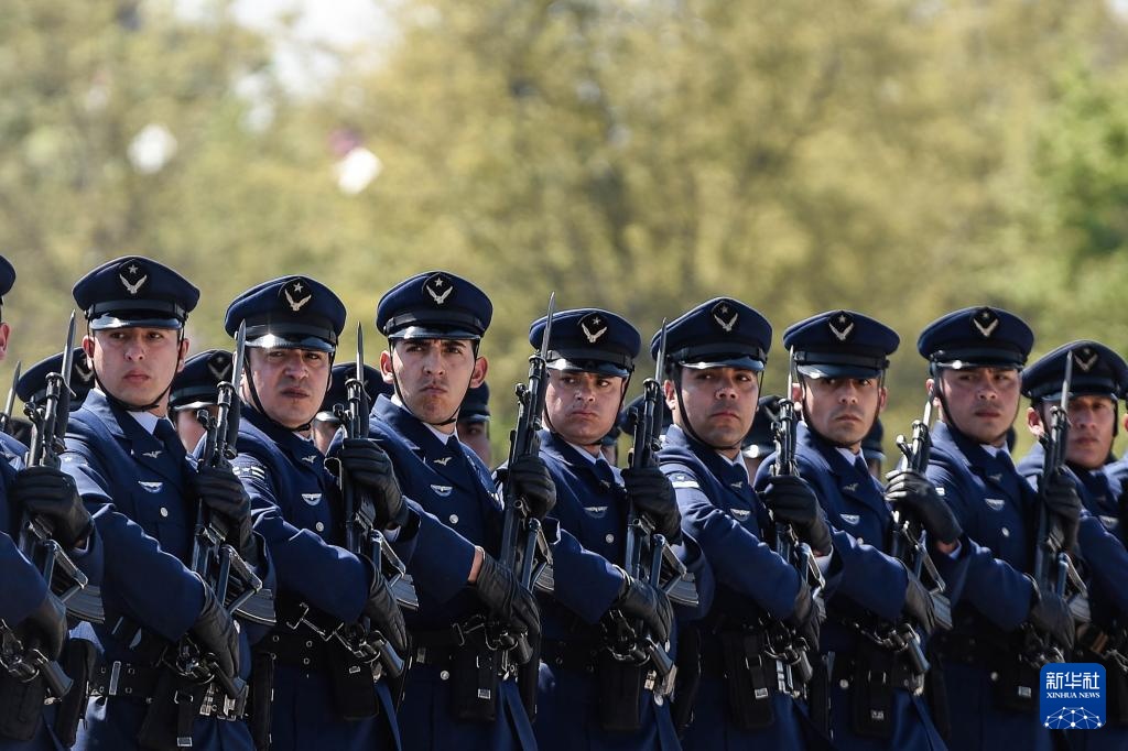 智利举行陆军节阅兵式