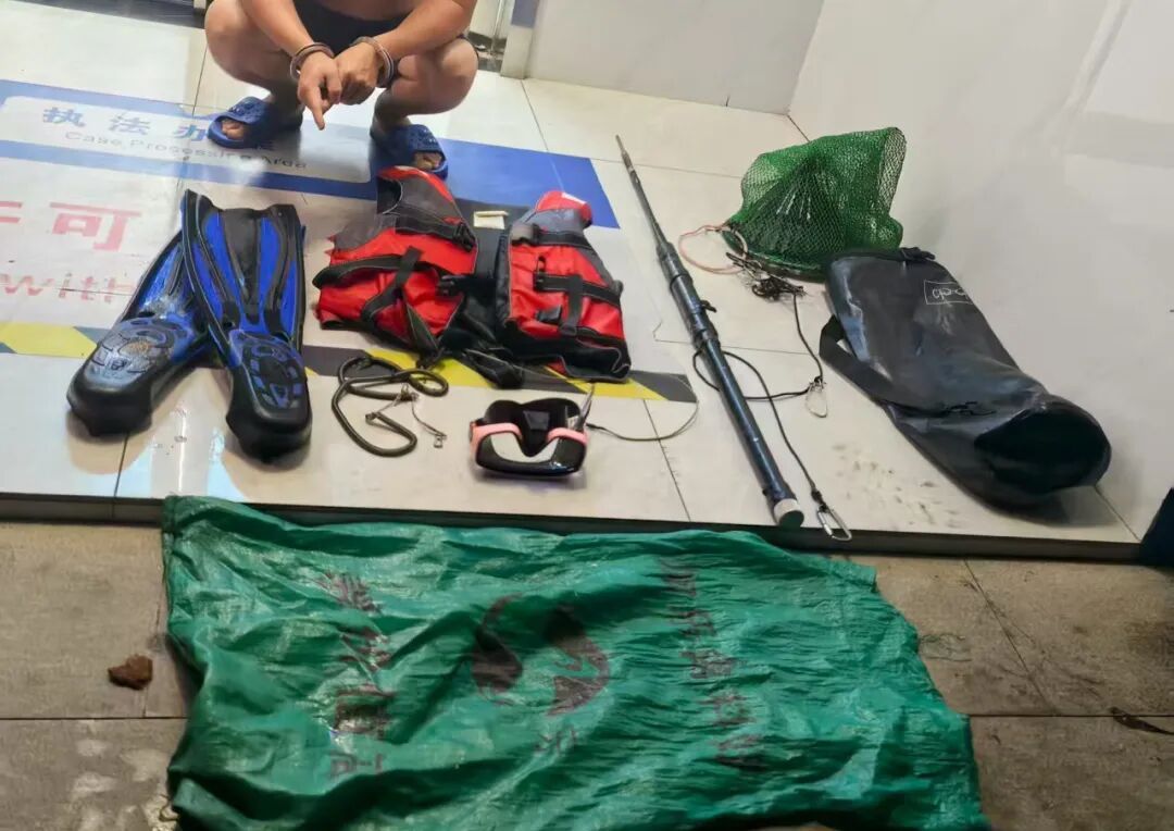 株洲两男子电捕鱼被抓！