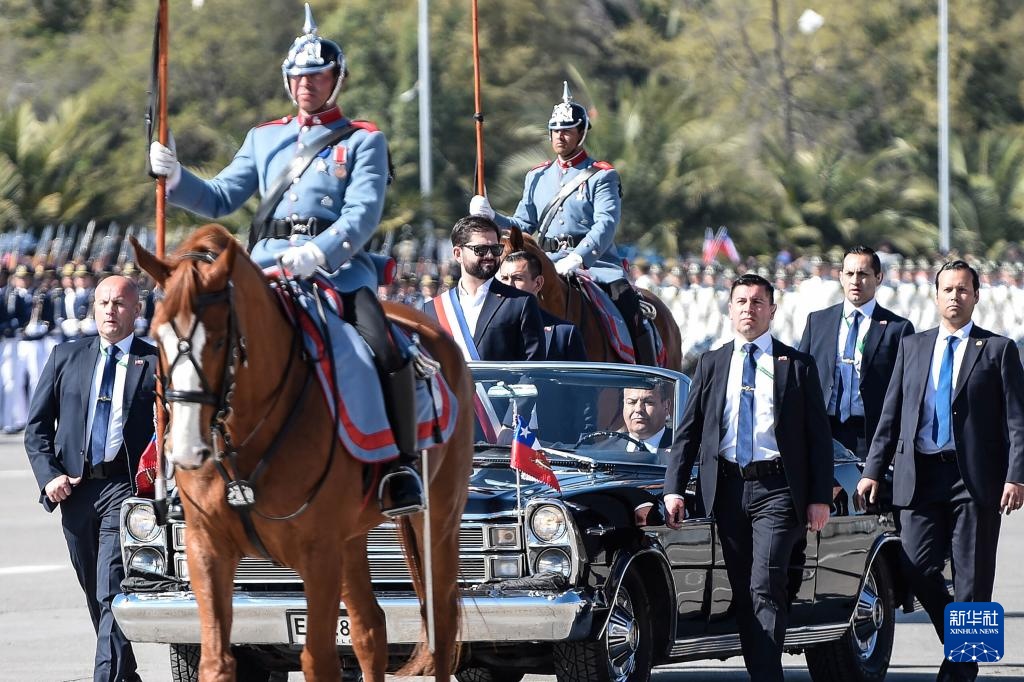 智利举行陆军节阅兵式