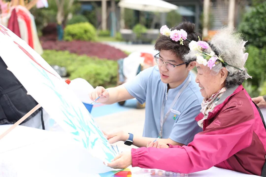 武汉21岁大学生，在养老院当“陪玩员”