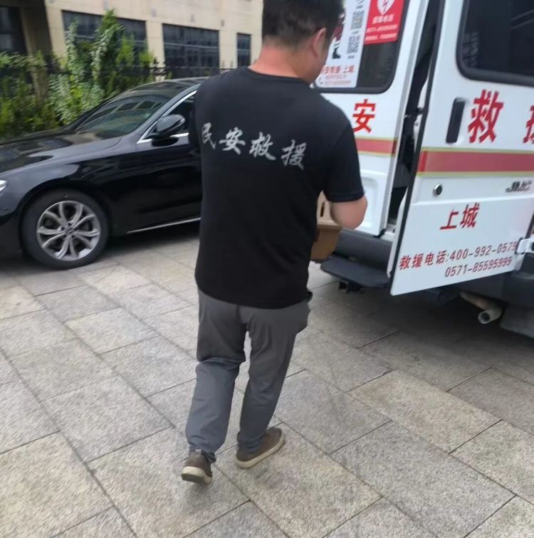 “白色不明物体”拦路？交警一看：不得了……