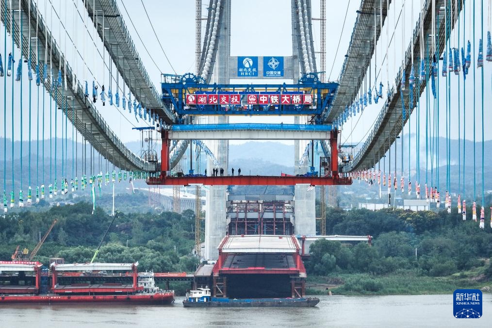 燕矶长江大桥主跨首节钢梁成功架设