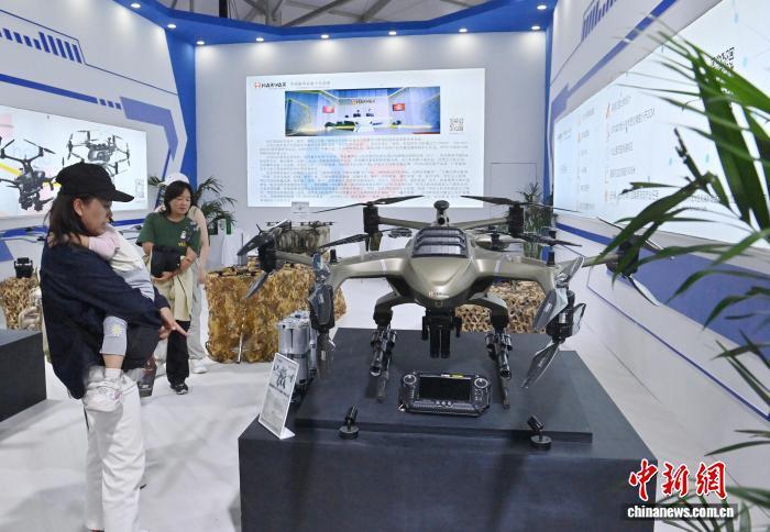 长春航展低空馆引客驻足  “空中快递”等应用加速落地