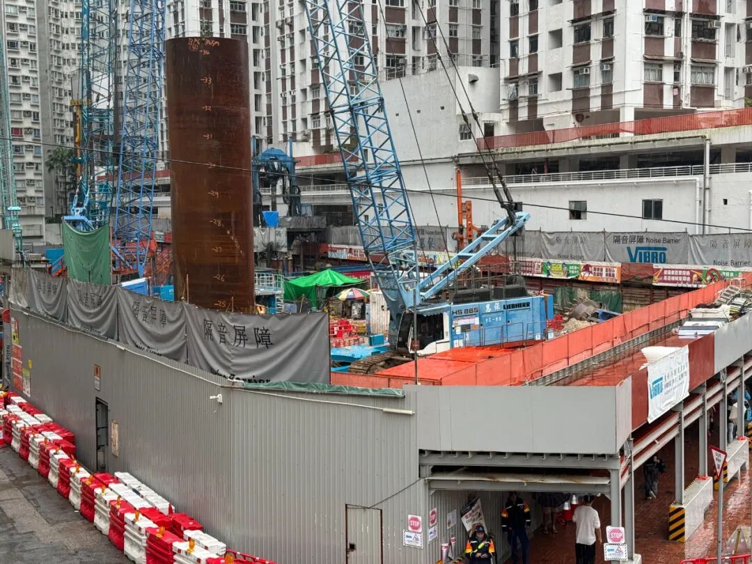 香港战时炸弹已完成拆除，细节披露：警方在恶劣天气下连夜处理10小时，烧毁炸弹燃起熊熊大火，拆弹现场曝光
