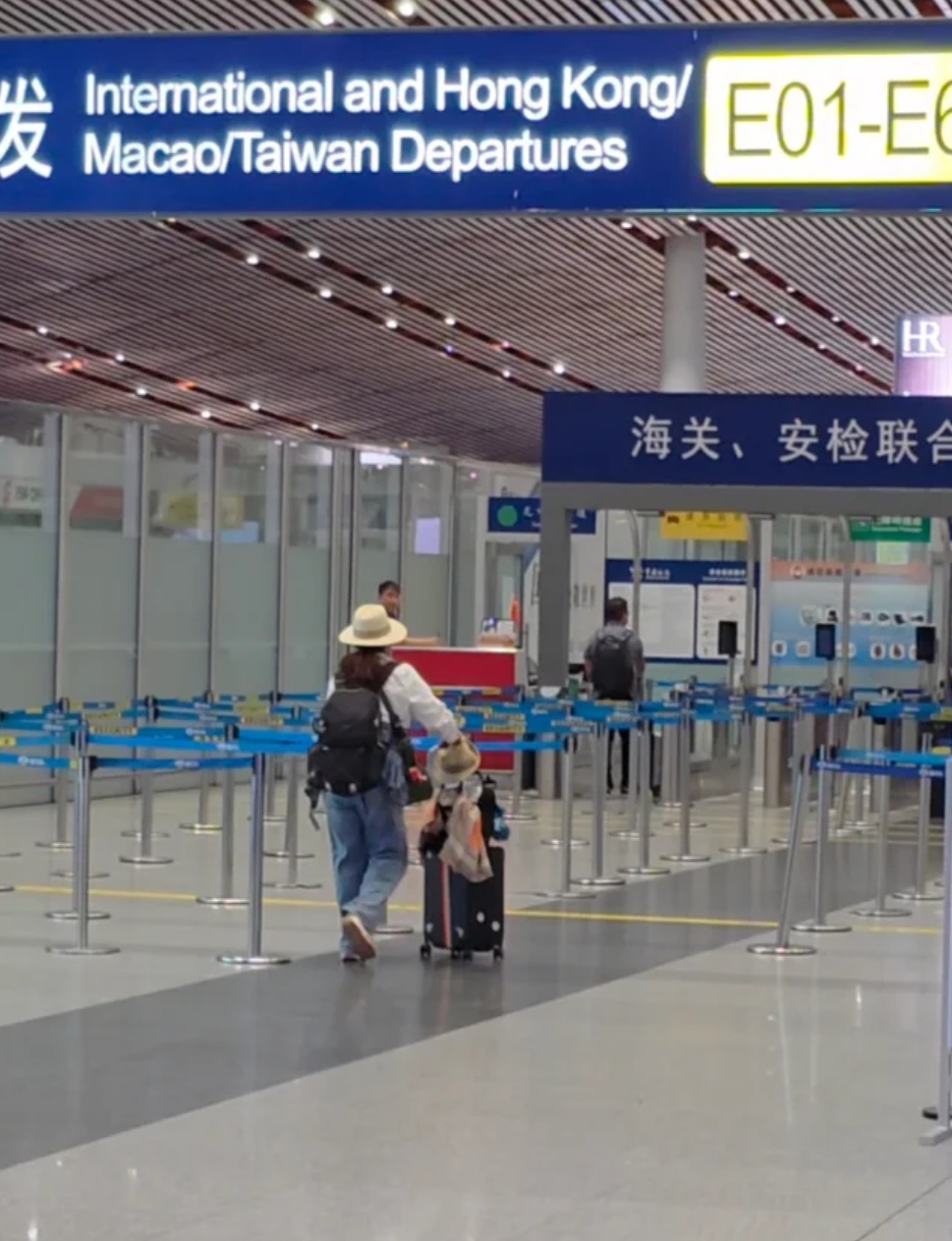 57岁妈妈退休后抛下一切,独自去国外上学!“他们说我疯了,其实我是真正醒了” 57岁妈妈退休后抛下一切,独自去国外上学!“他们说我疯了,其实我是真正醒了”