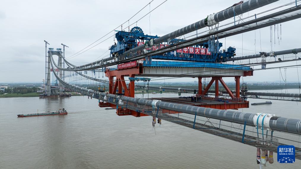 燕矶长江大桥主跨首节钢梁成功架设