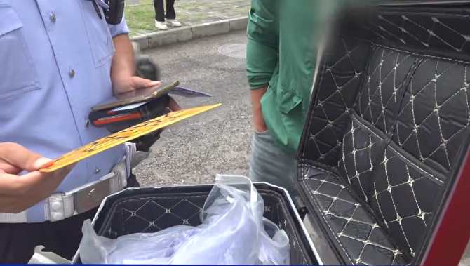 “你明白吗？”北京街头一驾驶员连怼交警！交警：我不明白