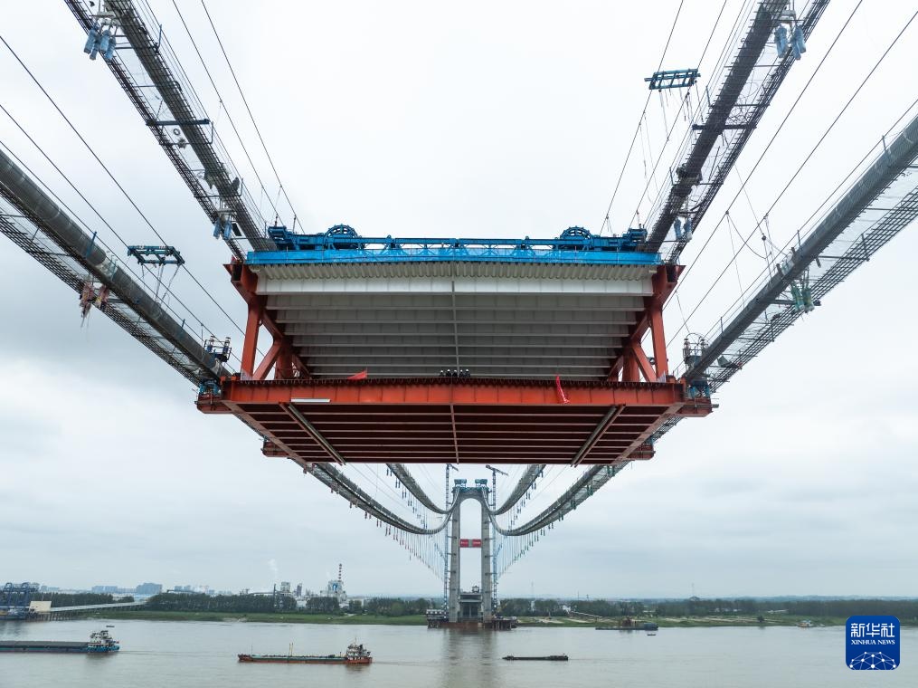 燕矶长江大桥主跨首节钢梁成功架设
