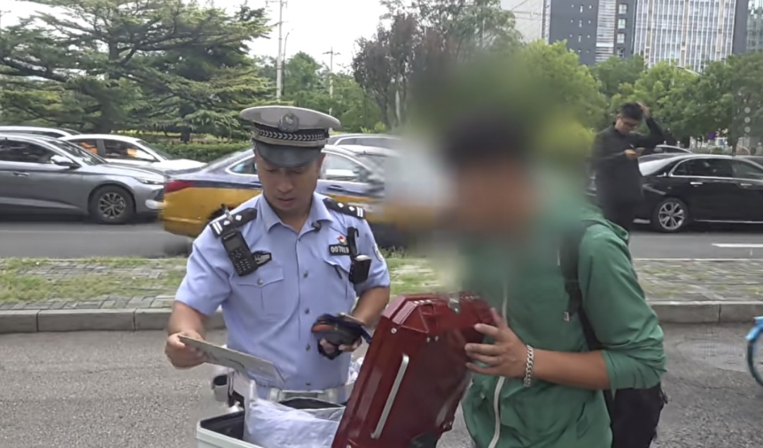 “你明白吗？”北京街头一驾驶员连怼交警！交警：我不明白
