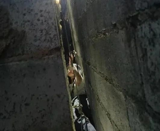 幼儿园伸缩门突然启动！6岁女童趴倒在地，家长急了
