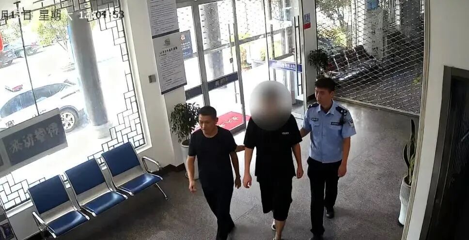 “笑气”不笑！嫌疑人作案后心虚祈福，刚拜完就被警方抓获