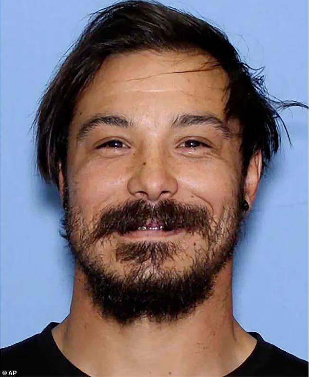 美国男子杀害三个女儿，逃走三个月后，被发现死于荒野