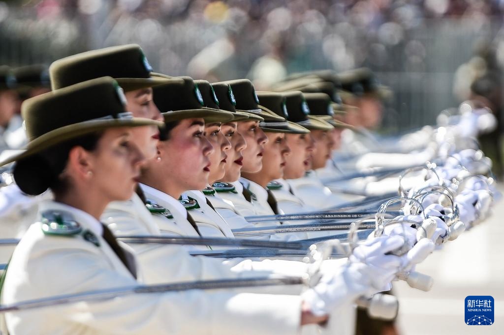 智利举行陆军节阅兵式