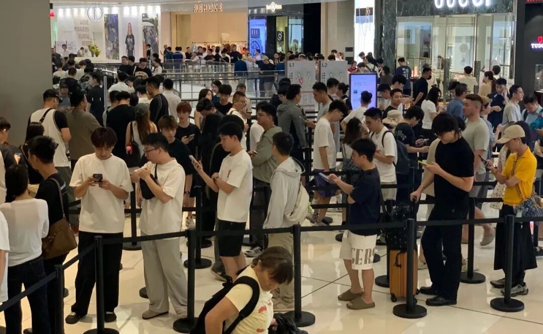 iPhone17线下开售首日，有人用旅行袋装大叠现金现场交易