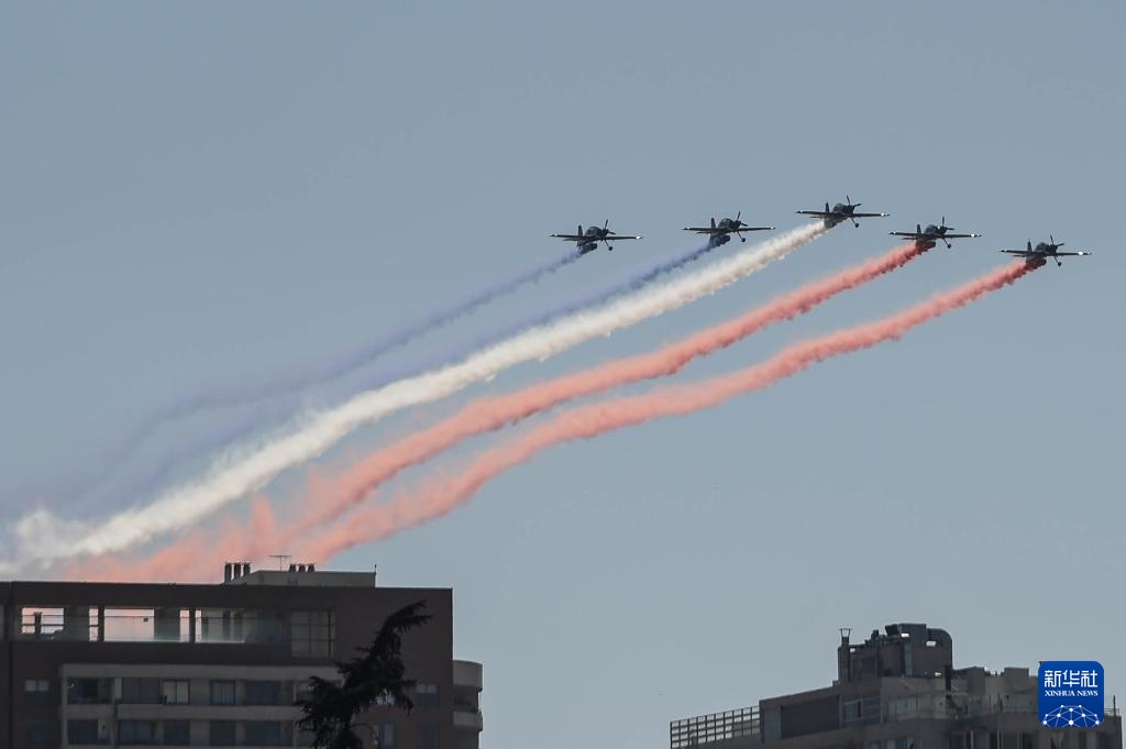 智利举行陆军节阅兵式