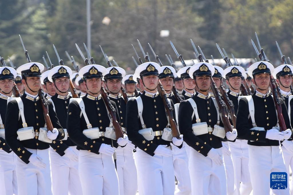 智利举行陆军节阅兵式
