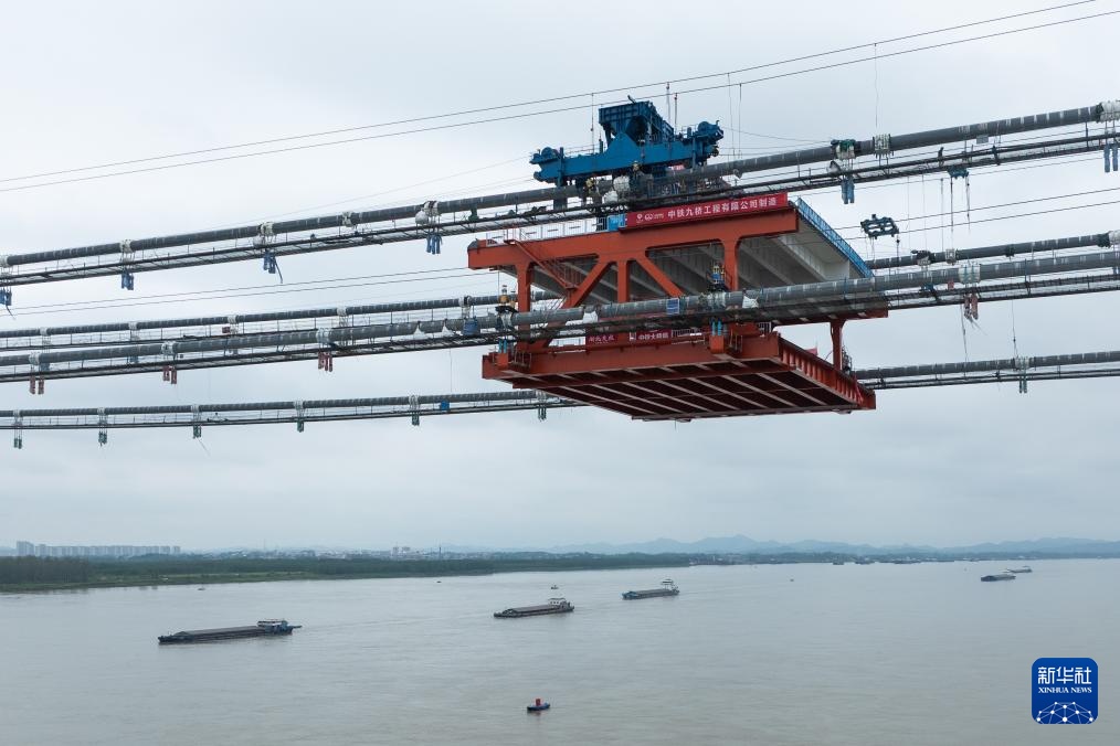 燕矶长江大桥主跨首节钢梁成功架设