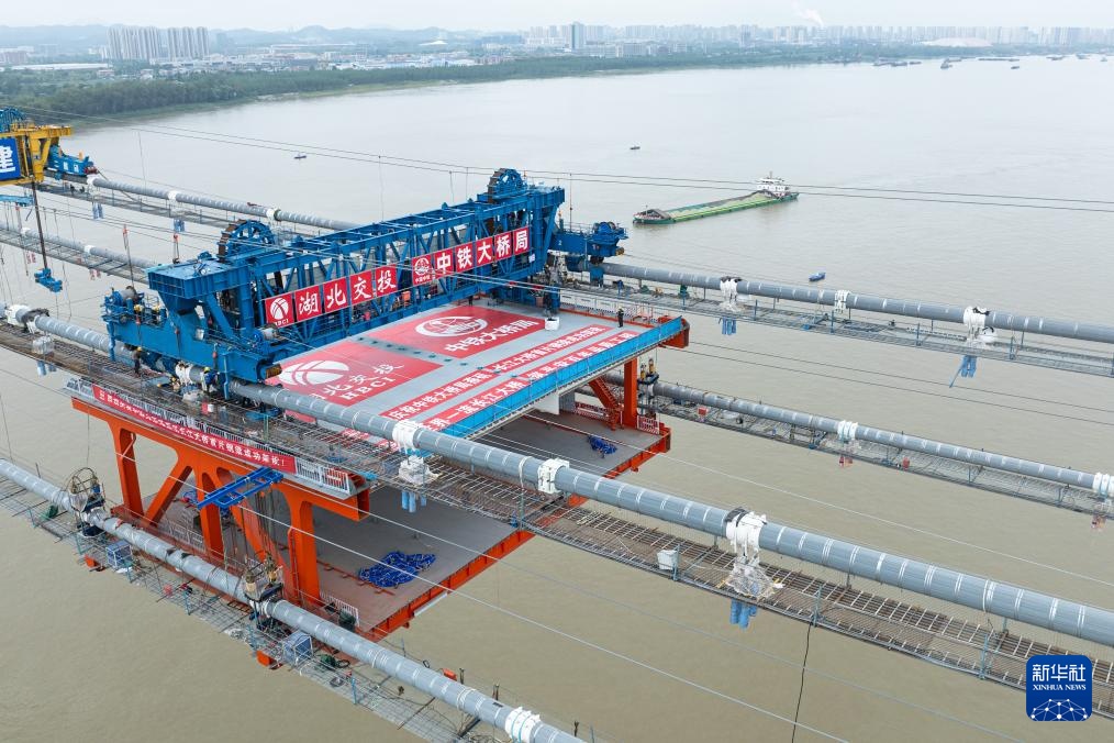 燕矶长江大桥主跨首节钢梁成功架设