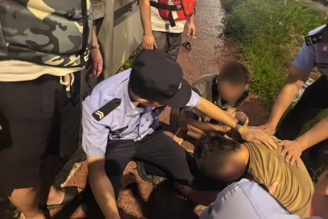 民警深夜出警“请人喝酒”?这波操作绝了! 民警深夜出警“请人喝酒”?这波操作绝了!