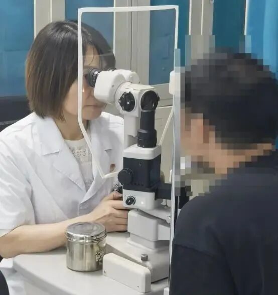 一阵风吹过,女子眼睛被扎入7根“黑刺”!比针尖还细!千万要注意...... 一阵风吹过,女子眼睛被扎入7根“黑刺”!比针尖还细!千万要注意......