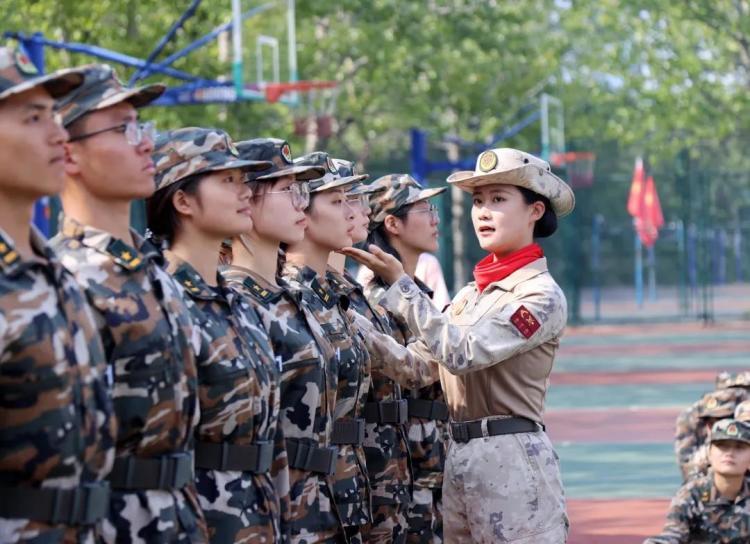 3小时沙漠徒步12公里 网友:今年军训太硬核了 3小时沙漠徒步12公里 网友:今年军训太硬核了