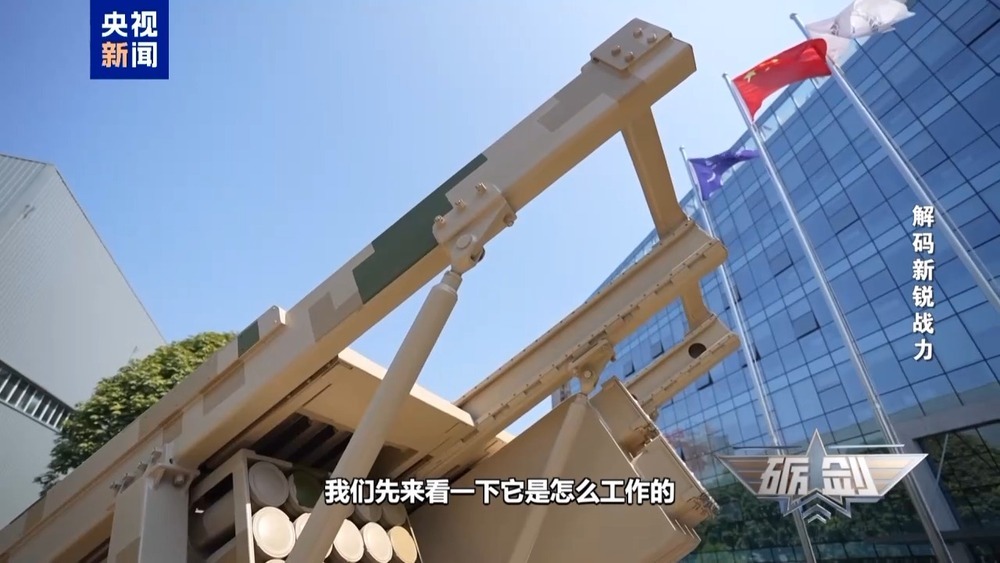 3分钟内完成40发火箭弹装填 多角度展示SR5型火箭炮 3分钟内完成40发火箭弹装填 多角度展示SR5型火箭炮