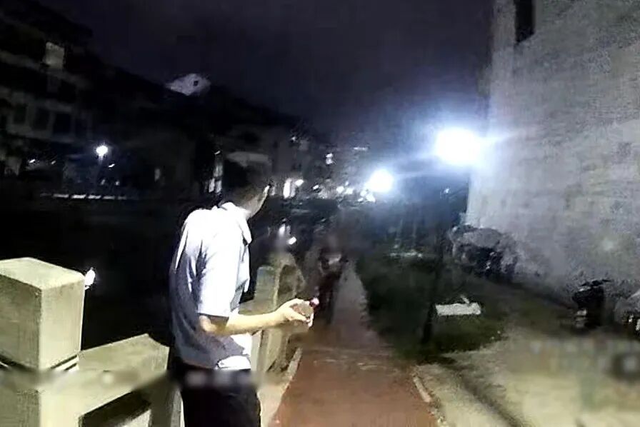 民警深夜出警“请人喝酒”?这波操作绝了! 民警深夜出警“请人喝酒”?这波操作绝了!