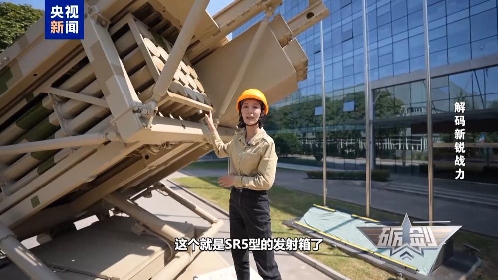 3分钟内完成40发火箭弹装填 多角度展示SR5型火箭炮 3分钟内完成40发火箭弹装填 多角度展示SR5型火箭炮