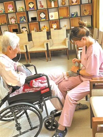 “00后”小棉袄：助餐、助浴、“扛大腿”……