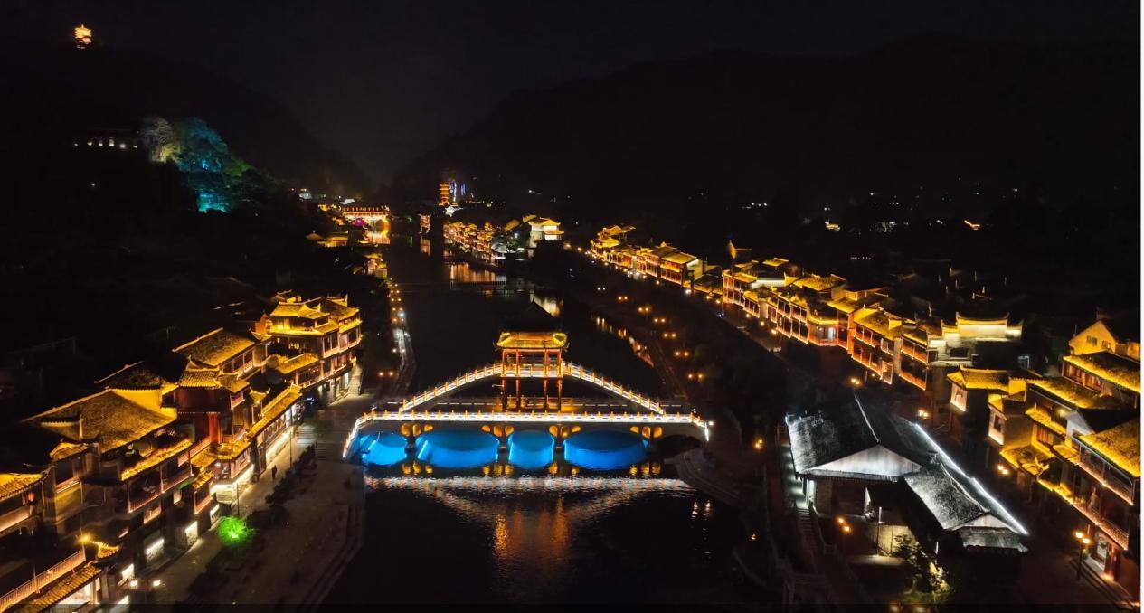 当“湘超”遇上州庆 凤凰古城开启“足球+文旅”盛宴