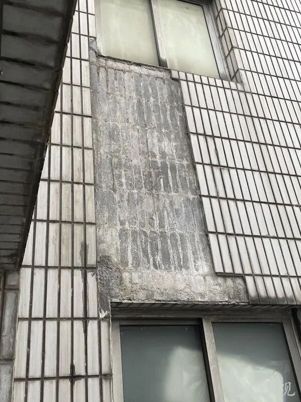 事发上海市中心！一声巨响，32楼坠落“炸弹”，砸烂9辆车！居民：不是第一次