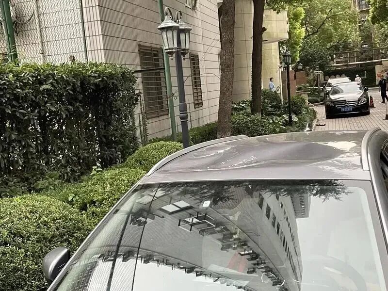 事发上海市中心！一声巨响，32楼坠落“炸弹”，砸烂9辆车！居民：不是第一次
