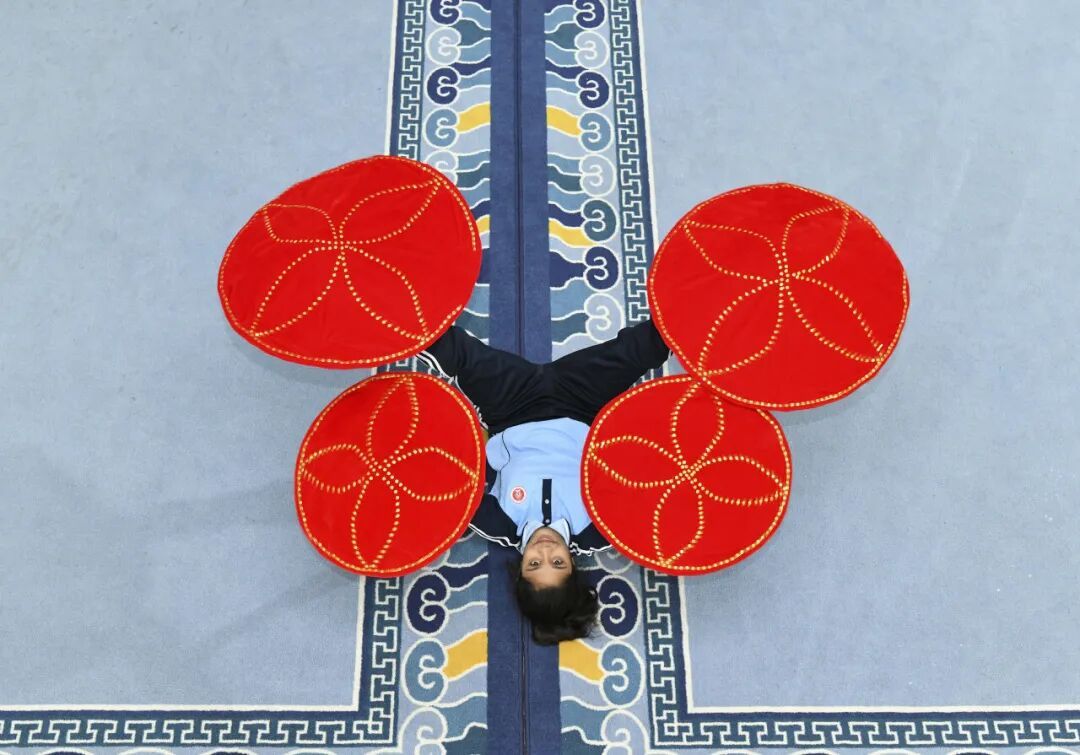 上至九十九，下至刚会走，说到耍杂技，这里有一手→