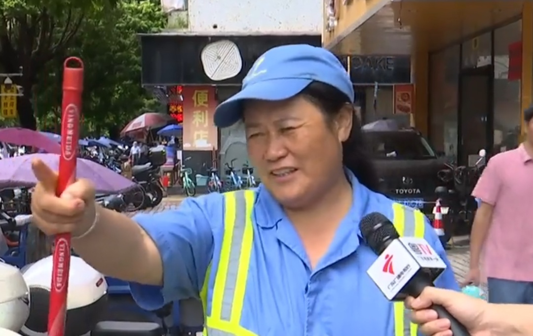 广州花都10米高榕树被吹倒，横跨路面砸中三车