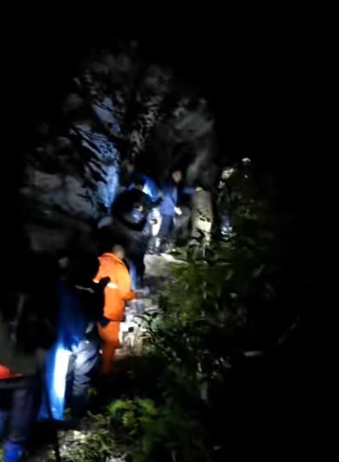重庆一村民进山采菌子时被黑熊咬伤，当地：伤者滚下悬崖后获救，医疗费用可报销