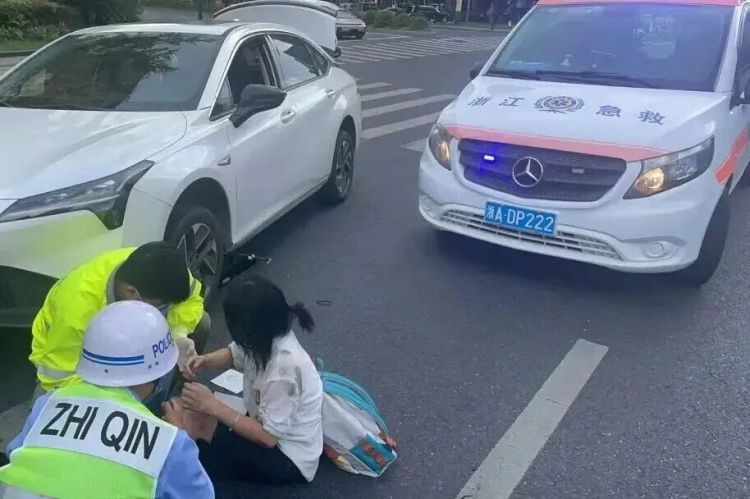 “快，抬车！”数十人突然冲向同一辆车，监控拍下杭州街头震撼一幕