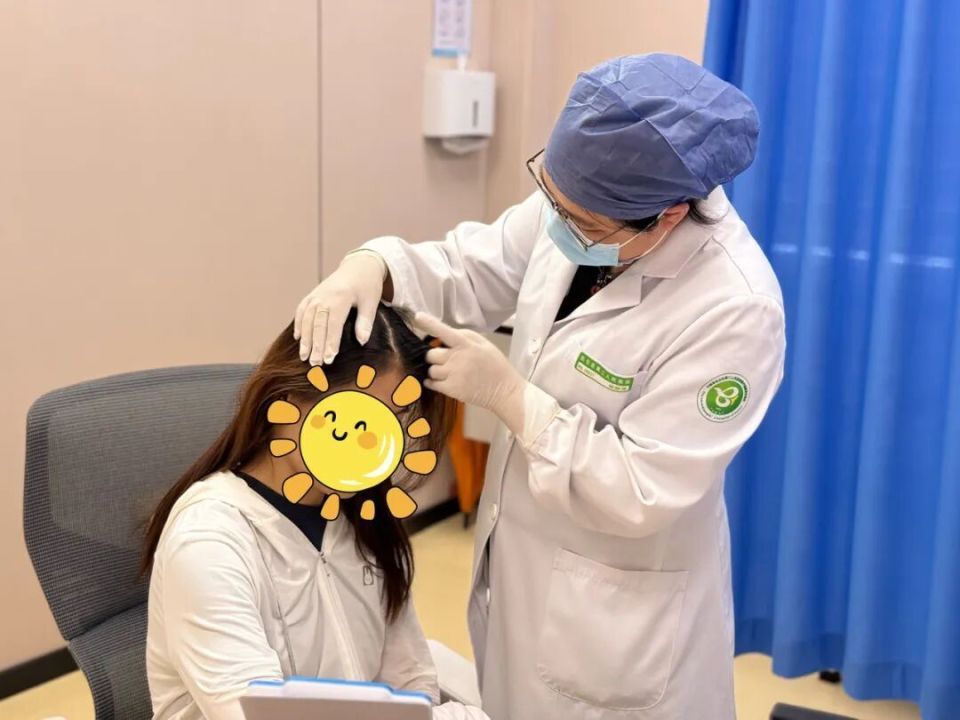 25岁准新娘“谢顶”：马上要办婚礼，怎么见人呐！竟与这事有关