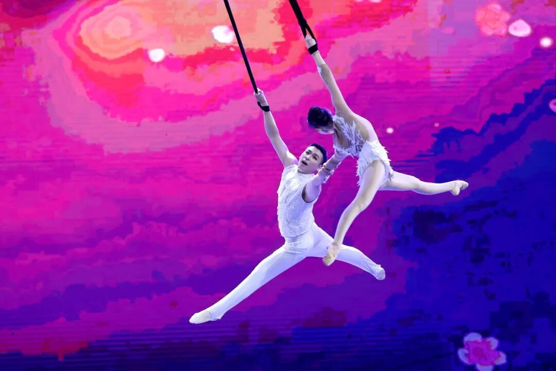 上至九十九，下至刚会走，说到耍杂技，这里有一手→