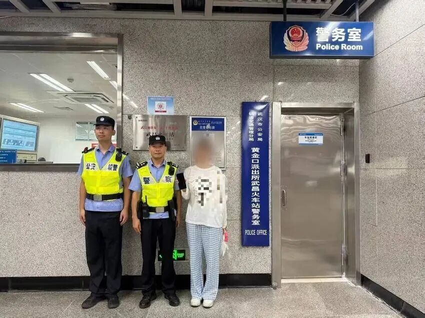 存有万余元学费的手机遗失 轨道民警调看监控追回
